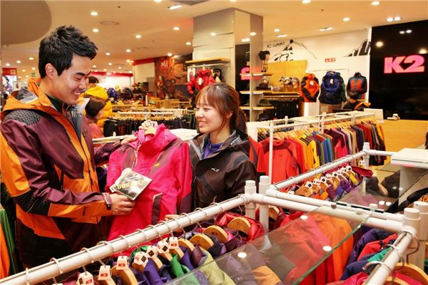 서울 가산동에 위치한 마리오아울렛에서 오는 25일부터 진행하는 ‘아웃도어 대축제’를 앞두고, 고객들이 상품을 둘러보고 있다.