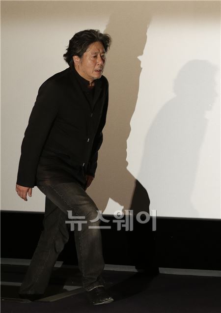 배우 최민식이 핸드프린팅 행사장에 오르고 있다. 김동민 기자 life@newsway.co.kr