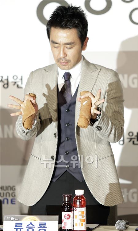 24일 오후 서울 여의도동 IFC몰 CGV에서 '제34회 청룡영화상 핸드프린팅' 행사가 열렸다. 김동민 기자 life@newsway.co.kr