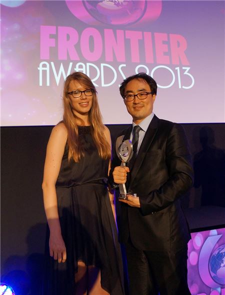인천국제공항이 23일 프랑스 깐느에서 개최된 ‘제 29회 프론티어 어워즈 2013(The 29th Frontier Awards 2013)’에서 올해의 공항 면세점상(Airport Operator of the year)을 수상했다.