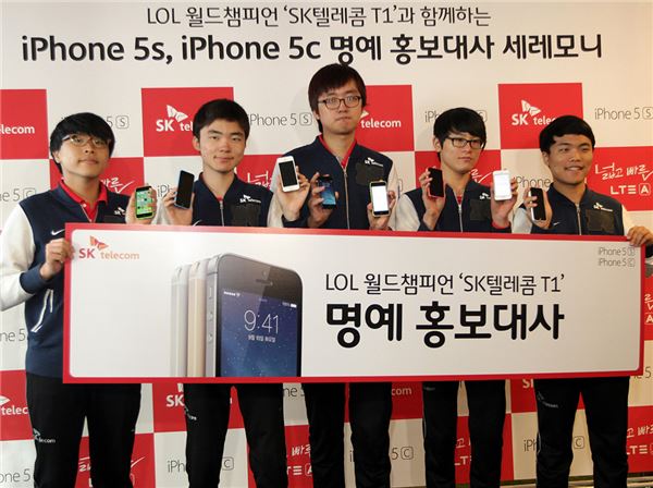 SK텔레콤은 25일 오전 9시 서울 종각역 인근의 ‘T월드 카페’에서 SK텔레콤 T1(게임단) 선수들과 고객들을 초청해 iPhone 출시 행사를 열었다. T1 선수들이 기념촬영을 하고 있다. (사진=SK텔레콤 제공)