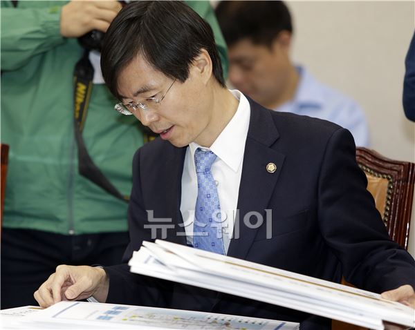 25일 국회에서 산업통상자원위 국정감사가 열렸다. 조경태 민주당 의원이 가져온 국감 자료를 살펴보고 있다. 김동민 기자 life@newsway.co.kr