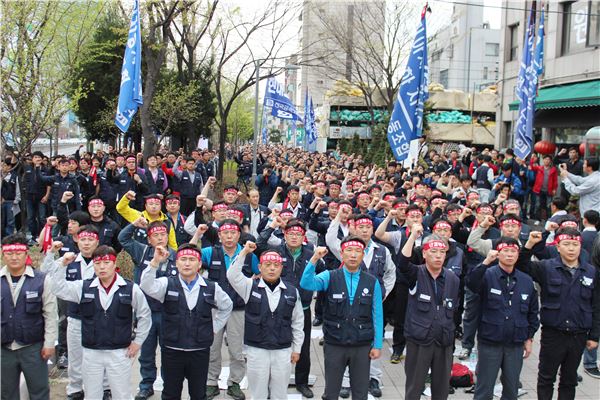 서울 양재동 현대자동차그룹 본사 앞에서 시위를 벌이고 있는 현대·기아차 노조 집행부. 사진=현대자동차 노조 제공