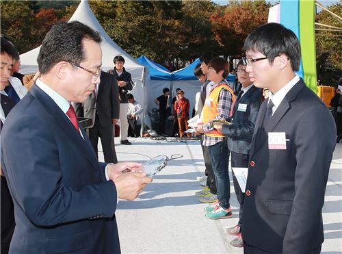 DGB금융그룹 DGB사회공헌재단(이사장 하춘수)은 25일 오후 두류공원에서 열린 ‘2013대구자원봉사박람회’에 참석해 ‘제2회 DGB청소년자원봉사대상’ 시상식에서 우수 청소년 봉사자들에게 상을 수여했다. 김대유 대구은행부행장(왼쪽)이 수상 청소년들에게 상패를 수여하고 있다.