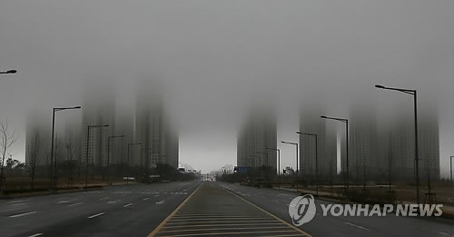 인천 중구 영종하늘도시 한 아파트 단지가 짙은 안개로 가려져 있다. 사진=연합뉴스 제공