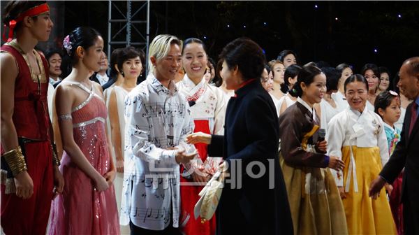 팝핀현준-박애리 부부, 청와대 초청 박근혜 대통령과 ‘아리랑’ 합창 기사의 사진