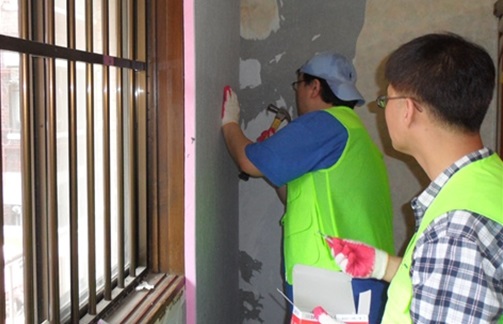 ‘희망의 집 수리’ 사업으로 저소득층 가구 외벽단열 작업을 하고 있다. 사진=서울시 제공