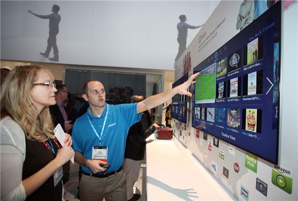 올해초 미국 라스베이거스에서 열린 세계 최대 가전전시회 CES2013에서 삼성전자 부스를 찾은 관람객들이 삼성 스마트TV를 살펴보고 있다. 사진=삼성전자 제공
