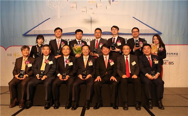 한국의 좋은 기업문화대상 수상 기업 관계자들이 기념 단체사진을 촬영하고 있다. 사진=대한주택보증 제공