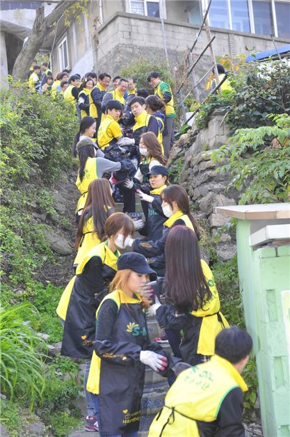 S-OIL은 31일 서울 서대문구 홍제동 개미마을에서 본사 임직원 등 100여명의 자원봉사자들과 함께 저소득가정·독거노인들을 위한 연탄 배달 봉사활동을 가졌다. (사진 = S-OIL)