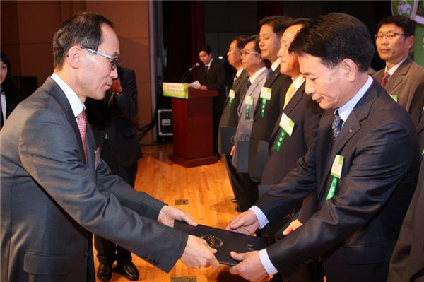 지난 29일 서울 코엑스에서 열린 '2013 친환경소비·생산 및 환경산업 육성 유공 시상식'에서 올가홀푸드 남제안 대표이사(오른쪽)가 윤성규 환경부장관으로부터 표창을 받고 있다. /사진=올가홀 푸드