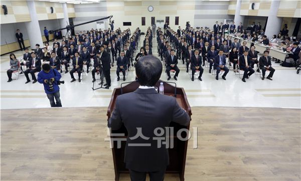 1일 오전 서울 여의도 KB국민은행 본점 4층 대강당에서 KB국민은행 창립 12주년 기념행사가 열렸다. 이건호 국민은행장이 직원들에게 인사말을 하고 있다. 김동민 기자 life@newsway.co.kr