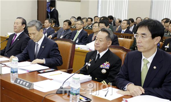 1일 오전 서울 여의도 국회 국방위원회에서 열린 국방부·합동참모본부 등에 대한 국정감사가 열렸다. 국방위 국감 증인으로 (좌로부터)박창명 병무청장, 김관진 국방부 장관, 최윤희 합참의장, 이용걸 방위사업청장이 참석했다. 김동민 기자 life@newsway.co.kr