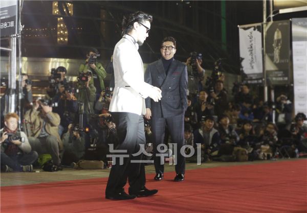 1일 오후 서울 여의도동 KBS홀에서 대한민국 영화역사와 동행하는 '제 50회 대종상영화제'가 열렸다. 배우 양동근이 갑자기 춤을 선보이자 배우 정준이 웃고 있다. 김동민 기자 life@newsway.co.kr