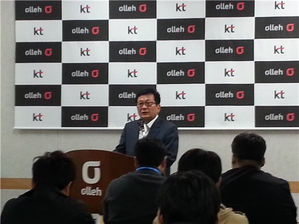 김영택 KT sat 사업총괄 부사장이 긴급기자회견을 갖고 무궁화 위성을 헐값에 매각, 국부를 유출했다는 논란에 대해 해명하고 있다.