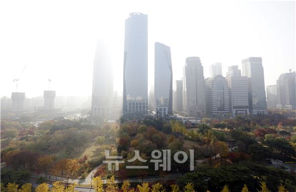 5일 오전 서울 영등포구 여의도동에서 바라본 여의도 공원 방향. 중국에서 들어온 스모그로 하늘에 안개가 자욱하다. 김동민 기자. life@newsway.co.kr