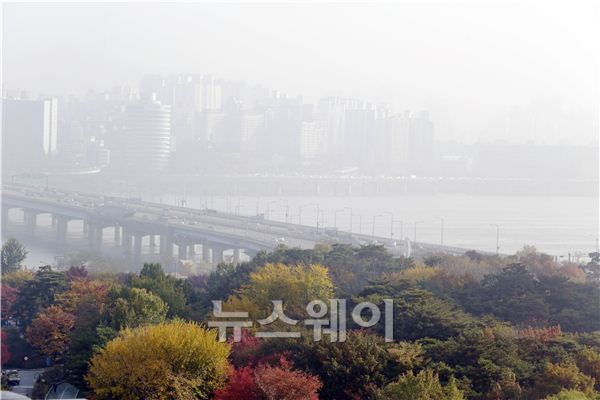 5일 오전 서울 영등포구 여의도동에서 바라본 마포대교 북단 방향. 하늘에 중국에서 들어온 스모그로 안개가 자욱하다. 김동민 기자. life@newsway.co.kr