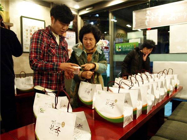본죽, 수능도시락 예약판매 현장./사진=본죽 제공