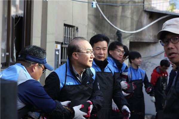 김영만 한국마사회 회장 대행(왼쪽에서 두번째)이 임직원들과 함께 사랑의 연탄나눔 봉사활동을 펼치고 있다.