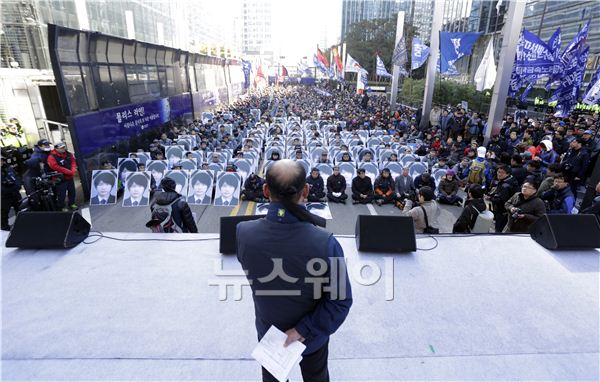 금속노조 조합원 1천 8백여 명(주최 측 추산)이 10일 오전 서울 서초동 삼성전자 사옥 앞에서 '최종범 열사 정신 계승 집회'를 열었다. 김동민 기자 life@newsway.co.kr