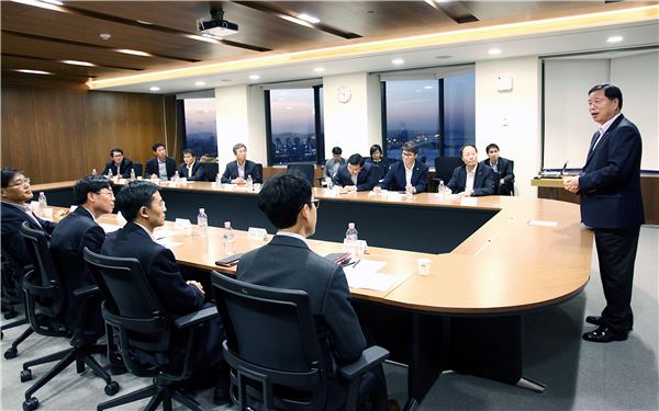 LG화학 대표이사 박진수 사장이 지난 8일 서울 LG트윈타워에서 개최한 '2013년 에너지 공유회'에서 에너지 경쟁력 확보의 중요성을 강조하고 있다. (사진 = LG화학)