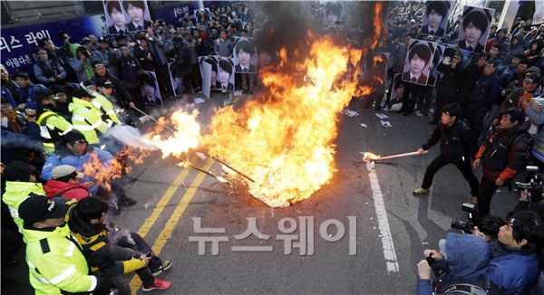 금속노조 조합원 1천 8백여 명(주최 측 추산)이 10일 오전 서울 서초동 삼성전자 사옥 앞에서 '최종범 열사 정신 계승 집회'를 열었다. 김동민 기자 life@newsway.co.kr