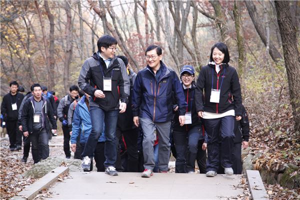 위성호 신한카드 사장, 직원들과 ‘산행 토크’ 기사의 사진