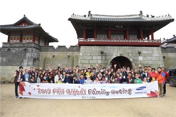 9일 삼성물산 외국인 직원가족들이 경기 이천시 김장 체험마을에서 한국문화 전통체험 행사를 마치고 기념촬영을 하고 있다. 사진=삼성물산 제공