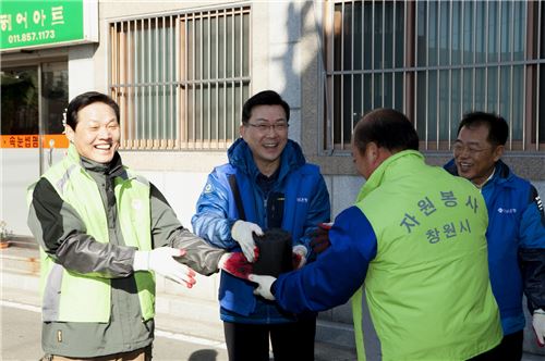 경남銀, 사랑의 연탄 배달 봉사활동 진행 기사의 사진