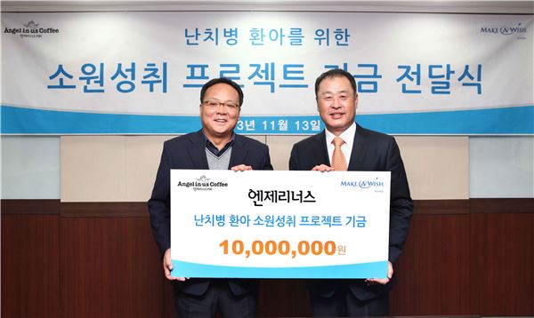롯데리아 커피부문 김상형 이사(사진 왼쪽)가 한국메이크어위시재단 윤홍섭 부이사장(사진 오른쪽)에게 후원금을 전달하고 있다./사진=엔제리너스 제공