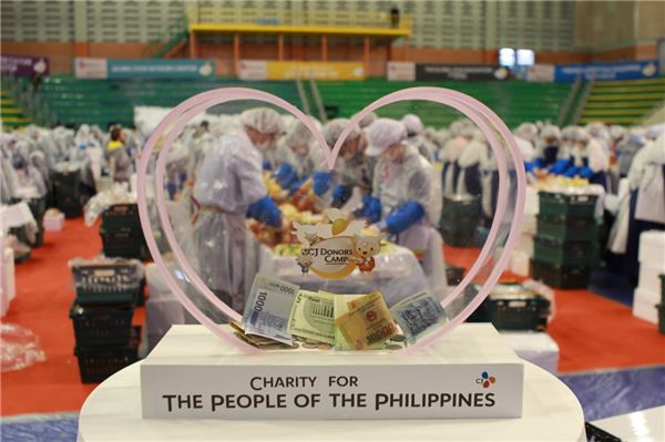 지난 11일부터 4일 간 진행된 CJ 김장 담그기 행사장에서 필리핀 하이옌 태풍 피해 아동을 위한 구호 모금을 하고 있다.