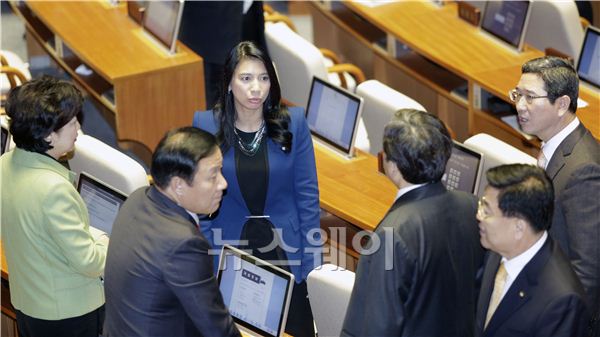 15일 오후 국회 본회의장에서 동료 의원들이 이자스민(가운데)의원에게 필리핀 태풍에 대해서 위로의 말을 전달하고 있다. 김동민 기자 life@newsway.co.kr