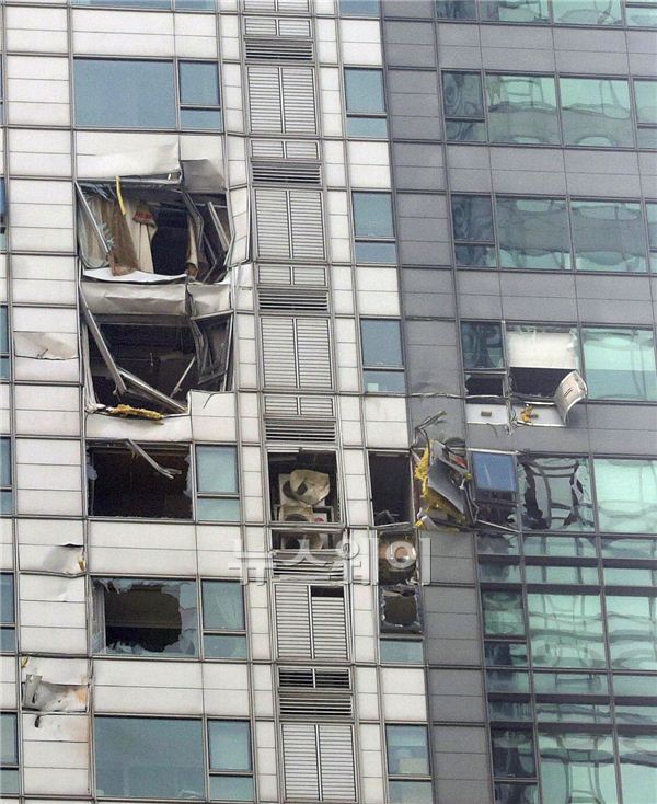 6일 오전 8시 55분께 서울 삼성동 아이파크 30층짜리 아파트에 민간 헬리콥터가 충돌해 추락했다. 사고가 난 21~26층. 김동민 기자 life@newsway.co.kr