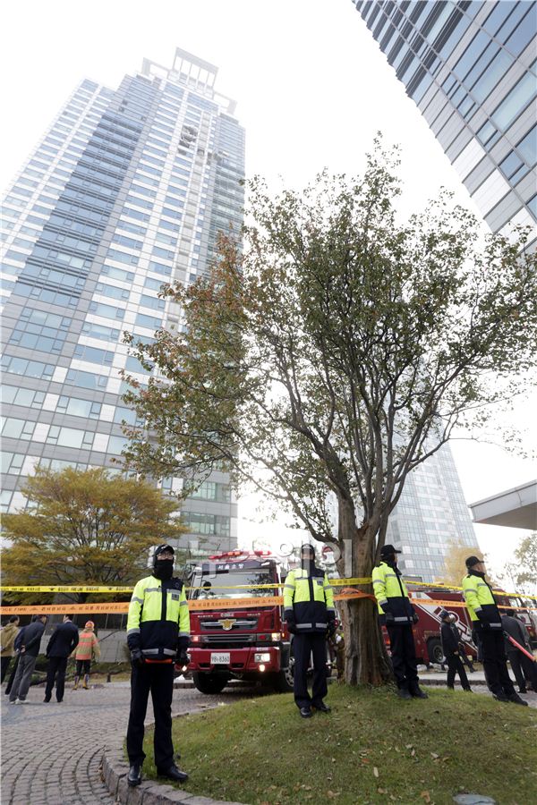6일 오전 8시 55분께 서울 삼성동 아이파크 30층짜리 아파트에 민간 헬리콥터가 충돌해 추락했다. 사고발생현장. 김동민 기자 life@newsway.co.kr