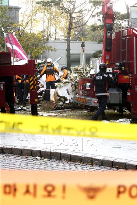 6일 오전 8시 55분께 서울 삼성동 아이파크 30층짜리 아파트에 민간 헬리콥터가 충돌해 추락했다. 사고발생현장. 김동민 기자 life@newsway.co.kr