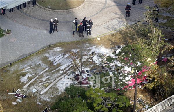 6일 오전 8시 55분께 서울 삼성동 아이파크 30층짜리 아파트에 민간 헬리콥터가 충돌해 추락했다. 아이파크에서 바라본 사고발생현장. 김동민 기자 life@newsway.co.kr