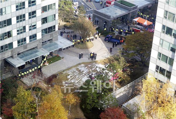 6일 오전 8시 55분께 서울 삼성동 아이파크 30층짜리 아파트에 민간 헬리콥터가 충돌해 추락했다. 아이파크에서 바라본 사고발생현황. 김동민 기자 life@newsway.co.kr