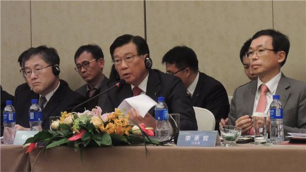 지난 16일 중국 베이징에서 열린 한·중 CEO라운드테이블 회의에서 의장을 맡은 박삼구 금호아시아나그룹 회장(가운데). 사진=금호아시아나그룹 제공