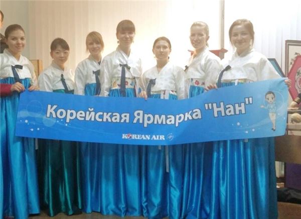 대한항공이 지난 16일 러시아 상트페테르부르크 한국 청소년 문화 교육센터에서 한국 문화에 관심이 많은 젊은이 150여명을 초청한 가운데 '한국문화 알림 바자회'를 개최했다. 사진=대한항공 제공