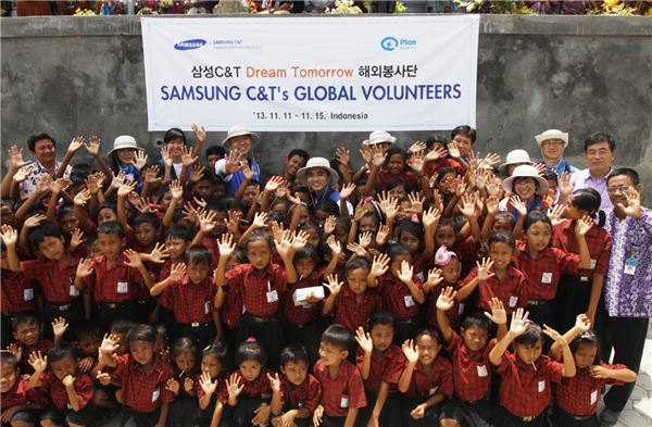 인도네시아 렘방지역 다다판 마을 초등학교 완공식 후 삼성물산 직원들과 학생들이 기념촬영을 하고 있다. 사진=삼성물산 제공