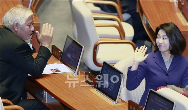 김정록 의원과 신의진 의원이 대정부 질문에 앞서 인사를 나누고 있다. 김동민 기자  life@newsway.co.kr
