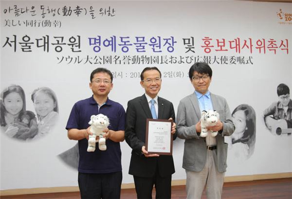 지난 7월 서울동물원 초대 명예동물원장에 위촉된 나카바야시 히사오 한국토요타자동차 사장. 사진=한국토요타자동차 제공