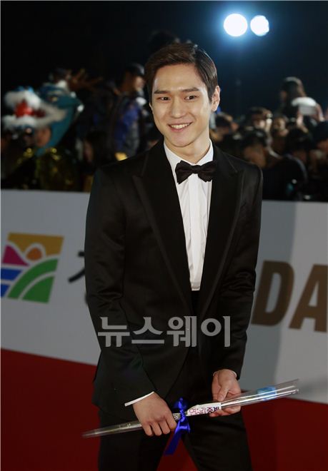 고경표가 꽃을 들고 입장하고 있다. 김동민 기자 life@newsway.co.kr