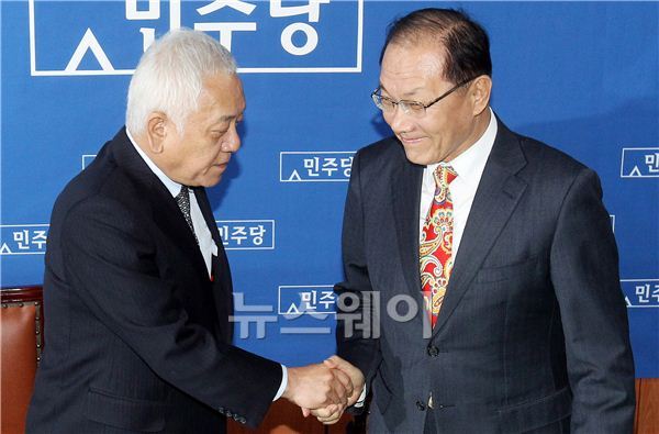지난 11일 여의도 민주당사에서 만난 김한길 민주당 대표(左)와 황우여 새누리당 대표.  사진=김동민 기자 life@
