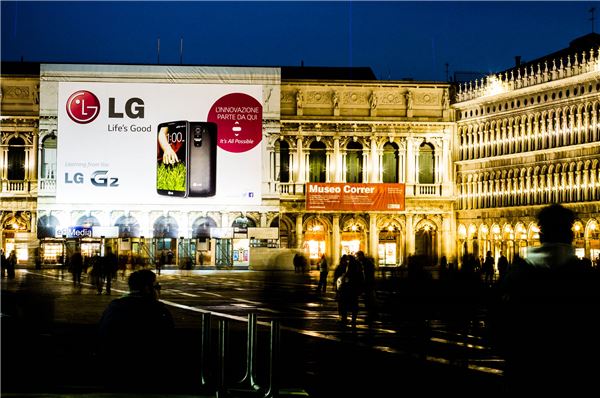 LG전자가 전략 스마트폰 ‘LG G2’의 글로벌 시장 공략에 발맞춰 세계 관광명소 마케팅을 실시하고 있다. 사진은 LG전자가 베니스 산마르코 광장에 설치한 'LG G2' 대형 옥외광고. (사진 = LG전자)