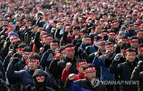 지난달 30일 서울역 광장에서 열린 철도노조 서울지방본부의 ‘철도민영화 반대 서울지역 총력 결의대회’에서 참석자들이 구호를 외치고 있다. 사진=연합뉴스 제공