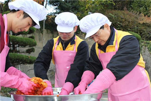 김선규 대주보 사장이 28일 부산 남구종합사회복지관에서 열린 봉사활동에 참여, 김장을 담그고 있다. 사진=대주보 제공