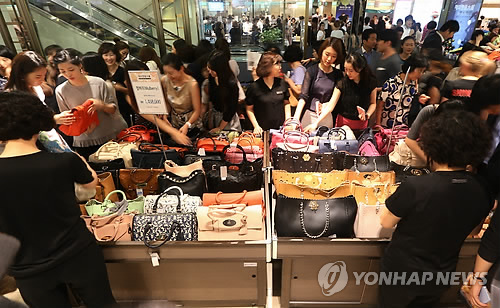 백화점 매장에서 상품을 고르는 소비자들 / 사진=연합뉴스