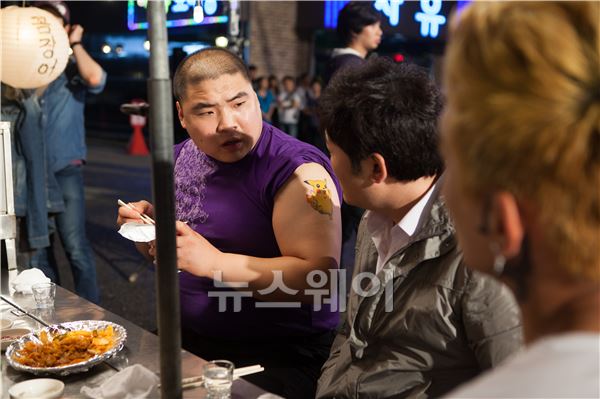 영화 ‘친구2’ 속 진짜 미친 존재감 ‘피카추 문신남’ 정체 알고 보니··· 기사의 사진