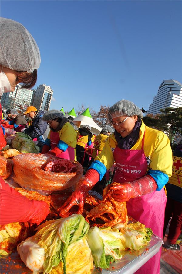 자원봉사자들이 김장김치를 담그고 있다.